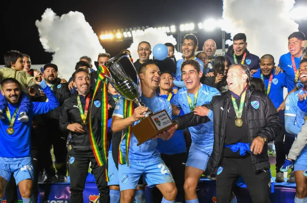 El festejo de los jugadores celestes luego de haber ganado el campeonato de verano. Foto: Agencia Marka Registrada