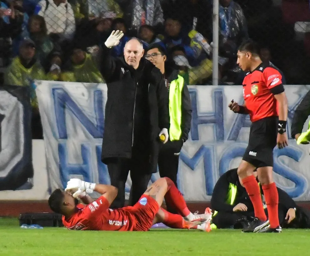 Cordano en el piso, mientras el médico pide el cambio al banco de suplentes. Foto: El Deber