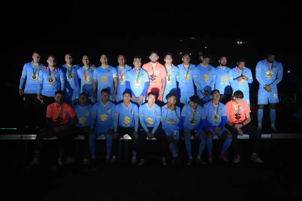 Los jugadores de Bolívar lucieron la camiseta celeste de su centenario de fundación. Foto: Agencia Marka Registrada.