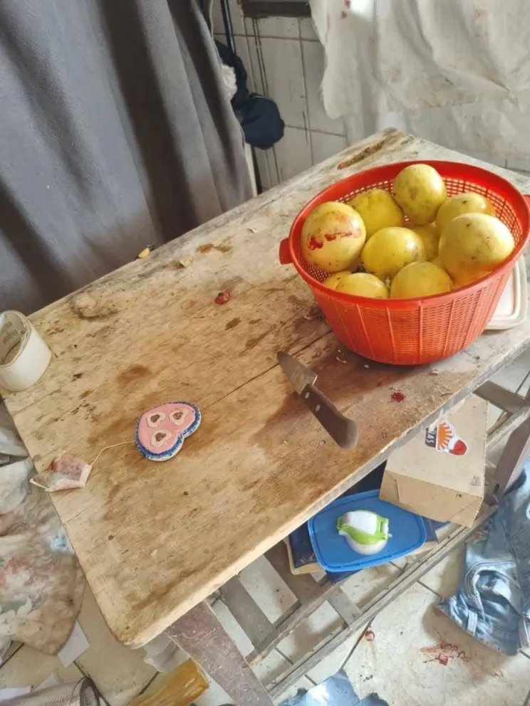 En la escena del crimen, la Policía halló un cuchillo clavado en una mesa, con el que se presume que José Miguel le quitó la vida a su pareja. Foto: Policía Boliviana