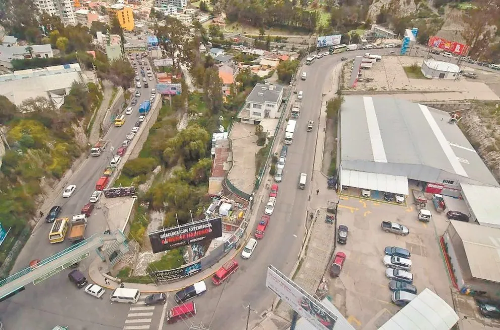 En La Paz, las filas para conseguir combustible en la gasolinera de la calle 1 de Obrajes se extendieron hasta la Curva de Holguín. Foto: APG
