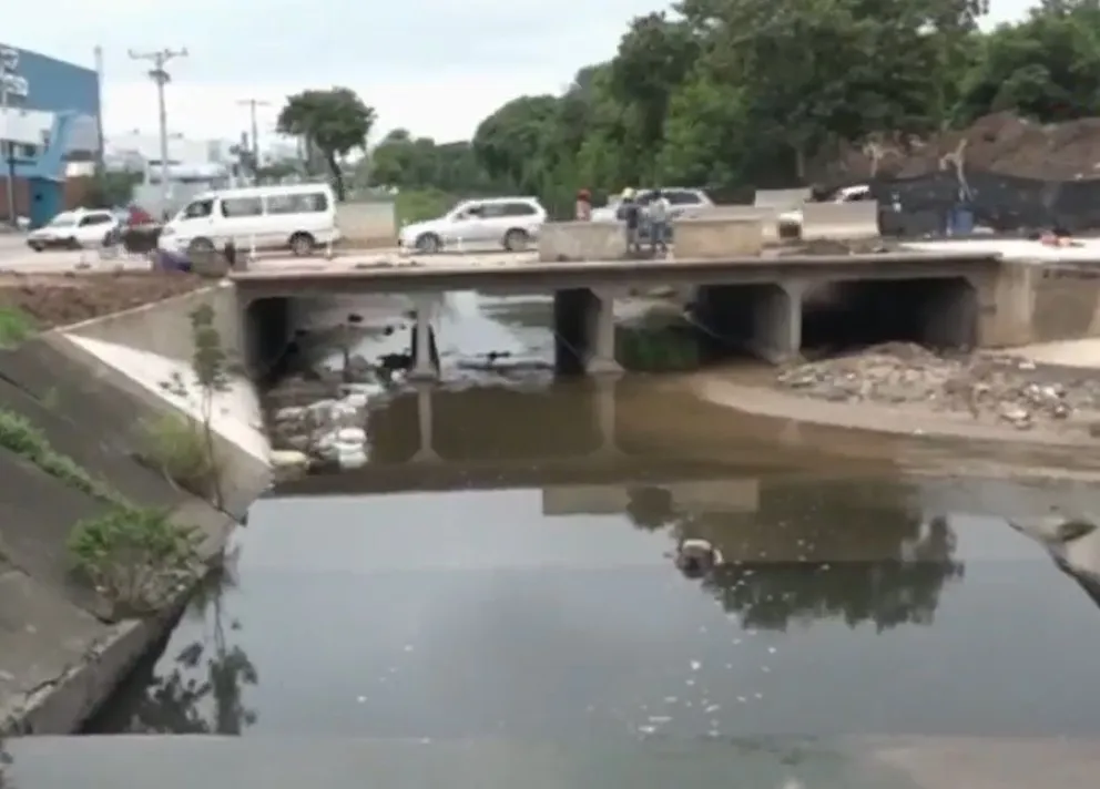 El canal de drenaje donde se halló el cuerpo de un hombre sin vida, en Santa Cruz de la Sierra. Foto: Bolivia Tv