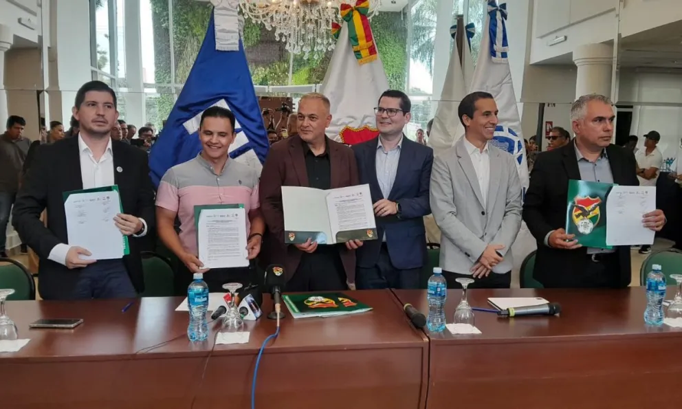 Fernando Costa, presidente de la FBF, junto a Jean Pierre Antelo, de Cainco, junto a las personas que participaron del acuerdo. Foto: Canal del Fútbol