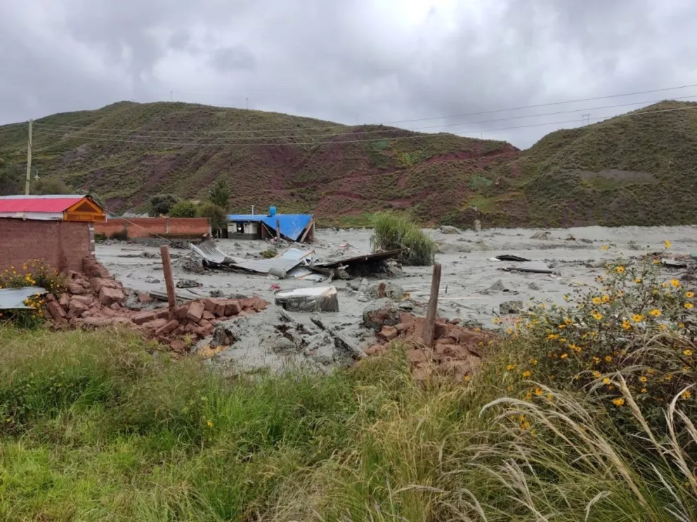 La mazamorra con desechos mineros de la laguna Kenko, arrasó 70% de la población de Andavilque. Foto: Azucena Fuertes