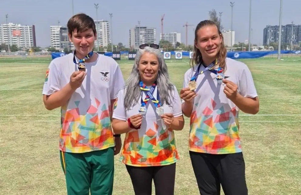 Callau (izq.), Mollinedo y Herzog con sus medallas del Sudamericano. Foto: Febotarc.