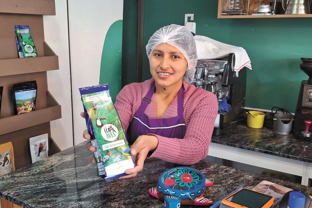 Una barista muestra una de las variedades del Café Eco de las aves. Fotos: Wara Arteaga / Visión 360