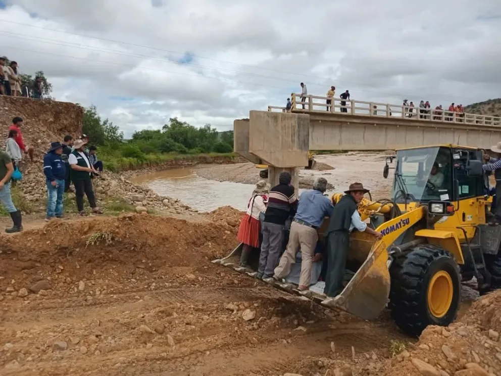 El puente PhoqoMayu de Mizque,  fue dañado en su infraestructura, impidiendo el paso de vehículos. Foto: Gobernación de Cochabamba.