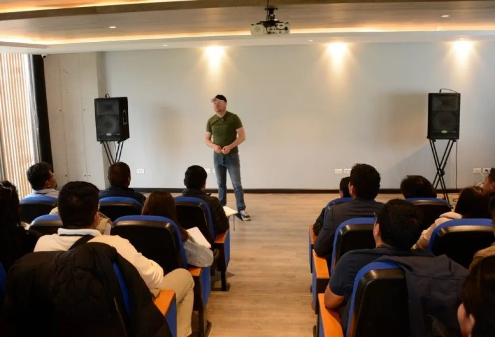 Nicolae Grosu brinda una charla a un grupo de emprendedores. Foto: El Optimizador