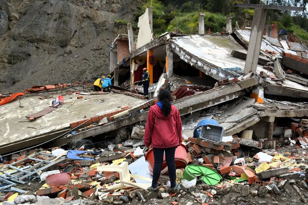 Yasmín observa el fruto de su familia convertido en escombros.    Foto: Leny Chuquimia / Visión 360