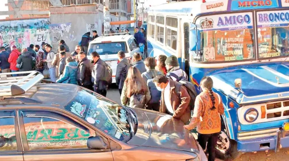 Choferes bloquean las calles de El Alto. Foto: Archivo APG
