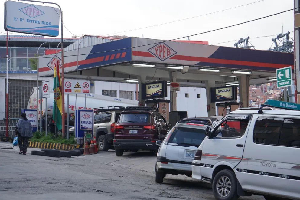 Las colas por combustible persisten en las estaciones de servicio.    Foto: APG