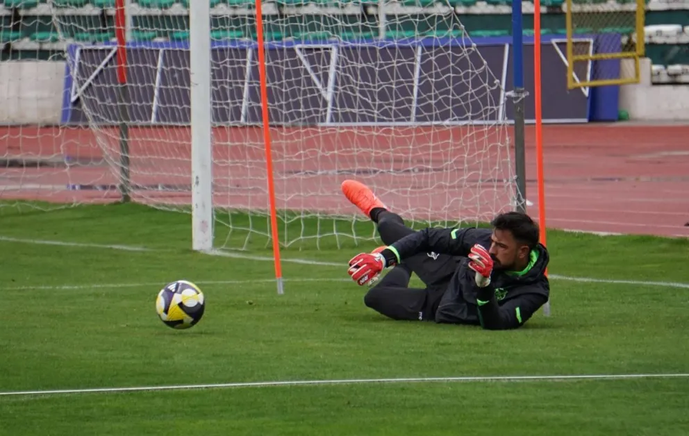 El arquero Guillermo Viscarra en acción en la labor desarrollada este lunes. Foto: APG.