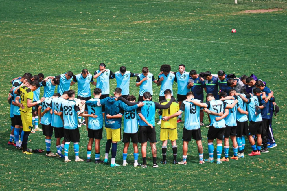 El plantel de San Antonio en la oración previa al inicio de una práctica. Foto: San Antonio.