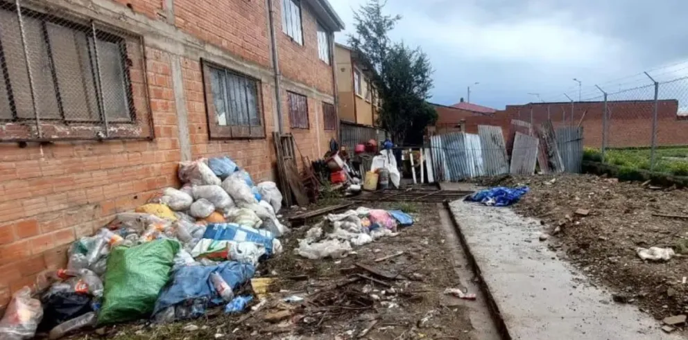 El lugar donde cayó el muro en un colegio de El Alto. Foto: Unitel