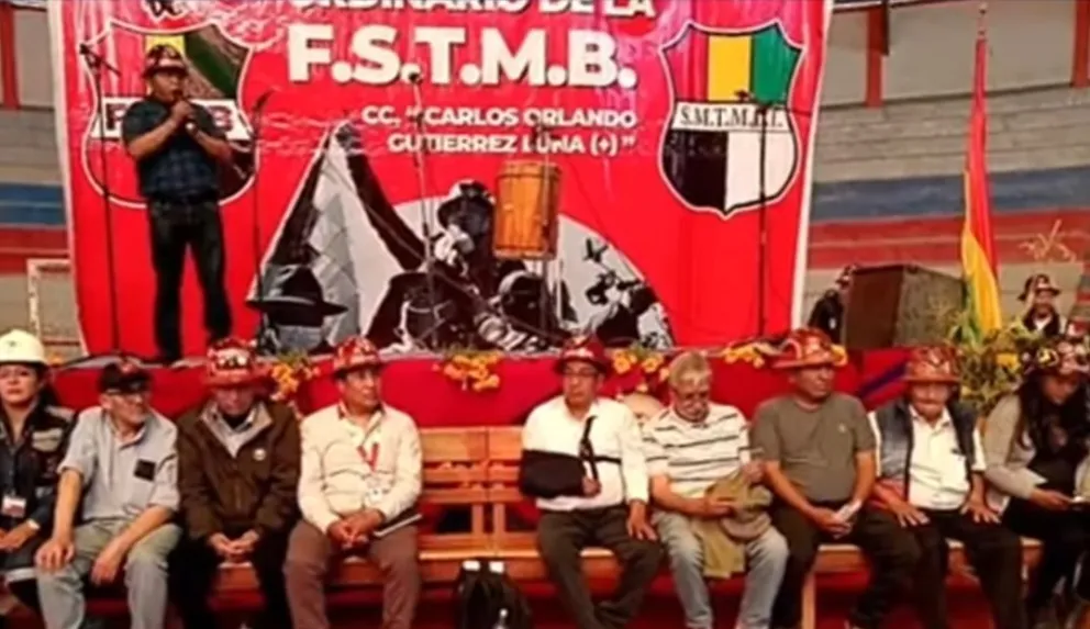 Huarachi, en la testera del escenario, en un coliseo en Tupiza, Potosí. Foto: Captura de video