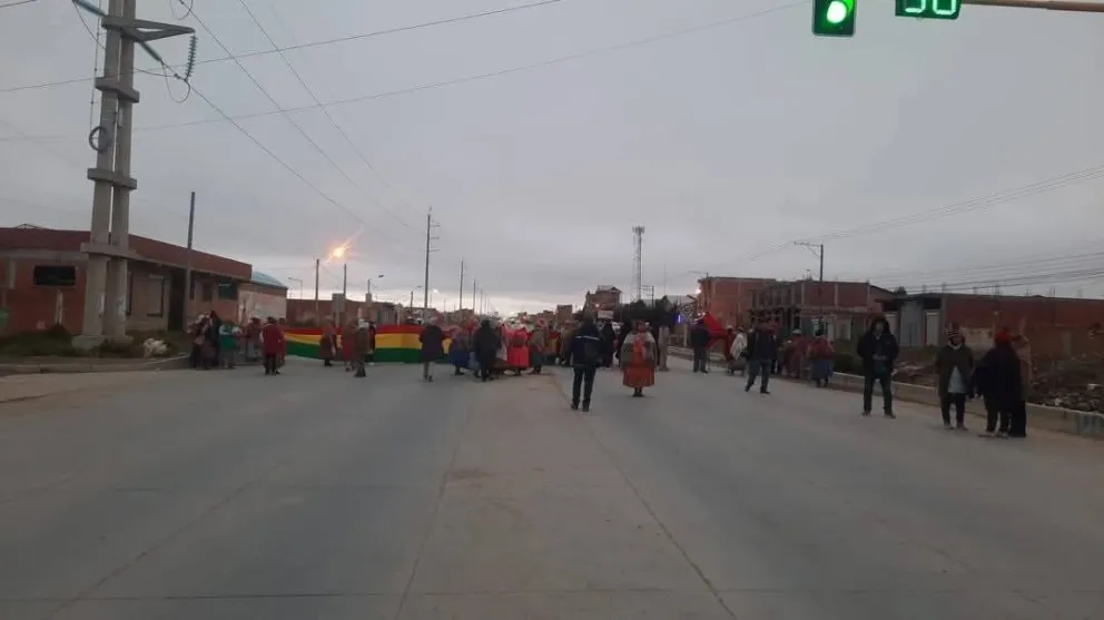 Gremialistas de Viacha bloquean en el puente Florida. Foto: Noticias el Defensorial