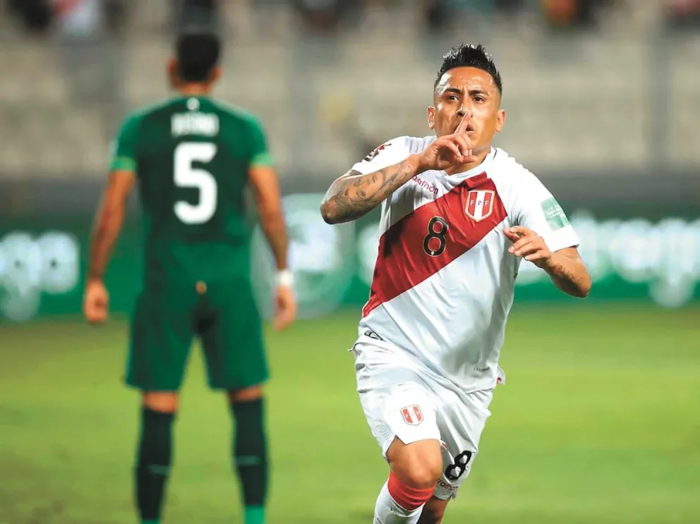 Cristian Cueva hace callar a sus hinchas, tras marcar el segundo gol de Perú en el triunfo sobre Bolivia de 2021. Foto: FPF