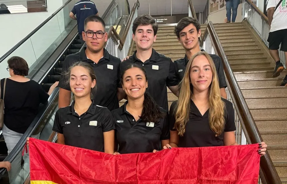Los seis deportistas nacionales previo a su viaje a Paraguay. Foto: Federación Boliviana de Golf.