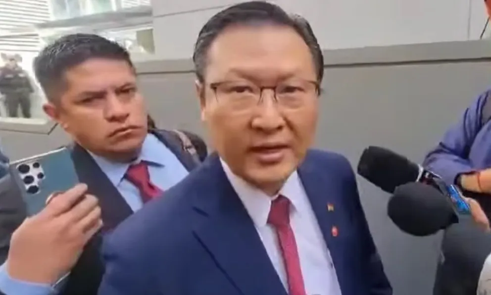 el candidato presidencial Chi Hyun Chung, ingresa a Casa Grande del Pueblo. Foto: Erbol 