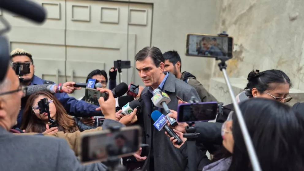 El senador Rodrigo Paz a su ingreso a la reunión en Casa Grande del Pueblo. Foto: Prensa Rodrigo Paz 