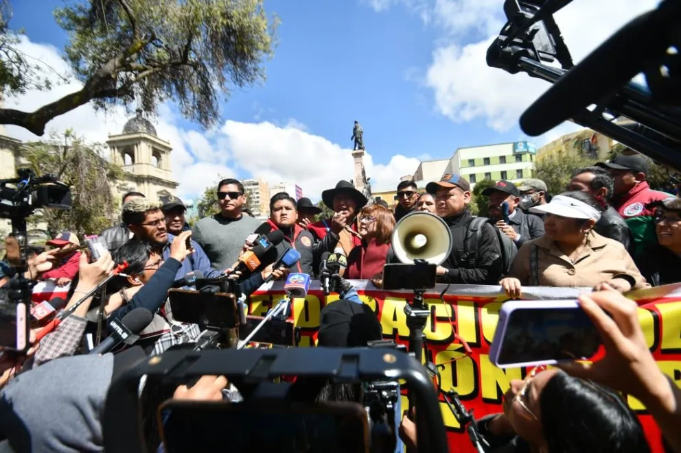 Ambos sectores dieron discursos después del incidente. Foto: APG 