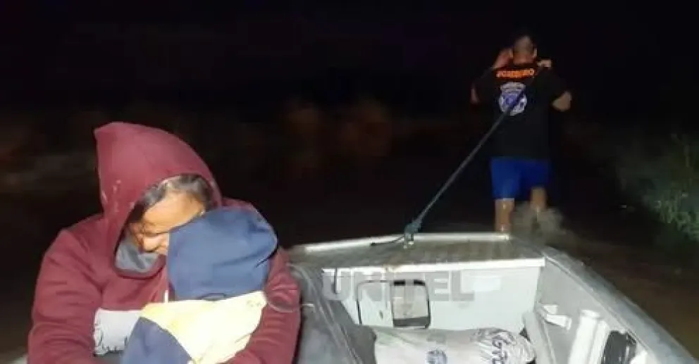 La madre y su hijo, quienes fueron rescatados. Foto: Unitel