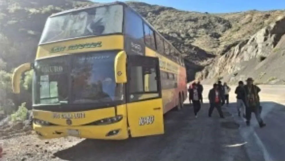 El bus que se salvó de caer a un barranco. Foto: radio Antena