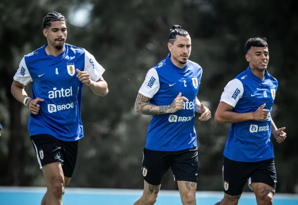 Los uruguayos Araujo (izq.), Giménez y Luciano Rodríguez. en el primer día de entrenamientos. Foto. AUF