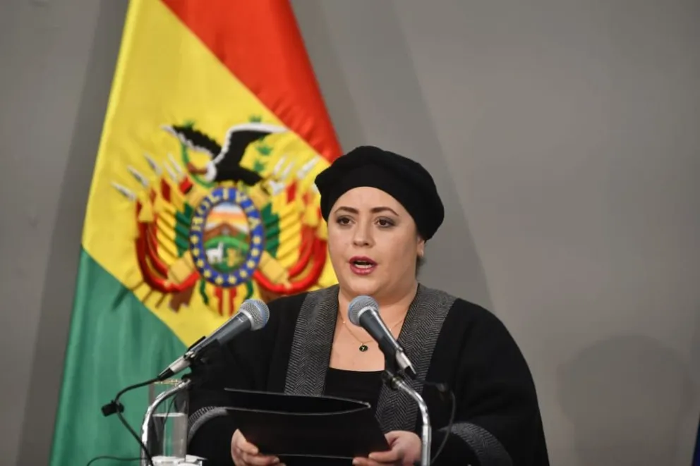 María Nela Prada, ministra de la Presidencia, brinda conferencia de prensa. Foto: APG