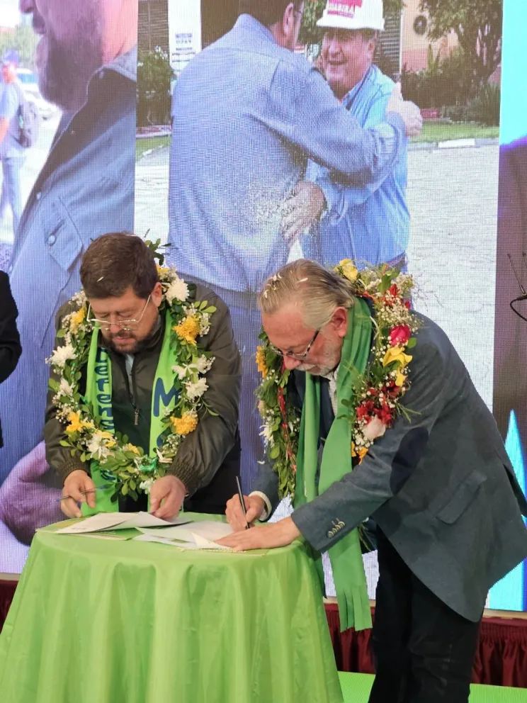 Samuel Doria Medina y Juan Del Granado firman una alianza. Foto: Samuel Doria Medina