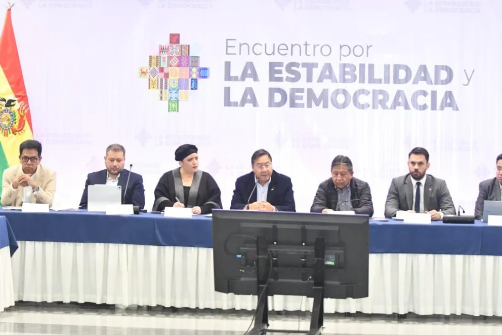 El presidente Luis Arce rodeado de miembros de su Gobierno en el encuentro de este martes. Foto: APG