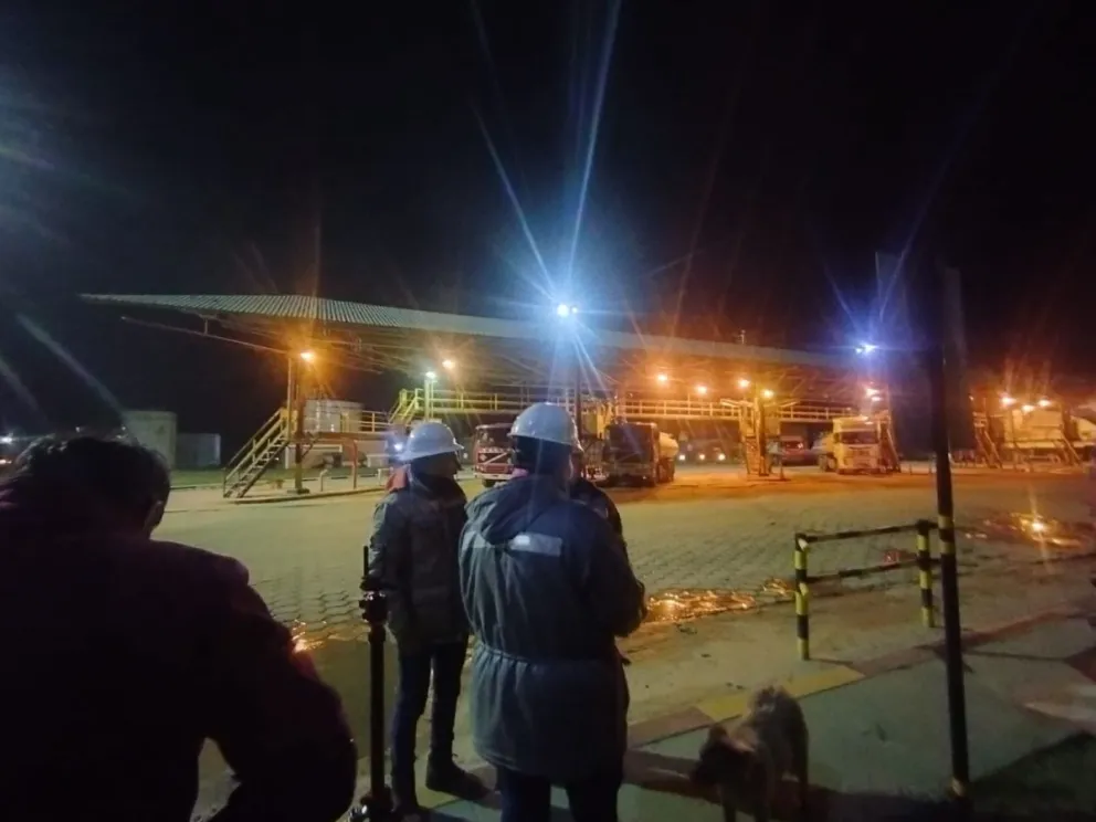 Trabajadores operan en la planta de Senkata, en El Alto. Foto: YPFB