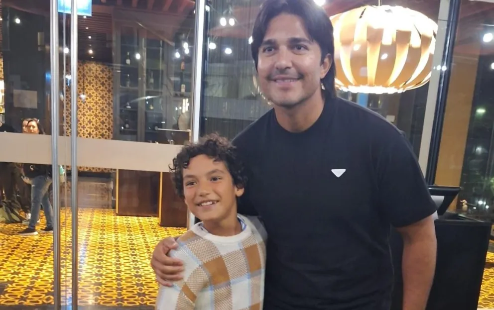 Marcelo Martins posa con un pequeño hincha peruano. Foto: Jorge Asturizaga. 