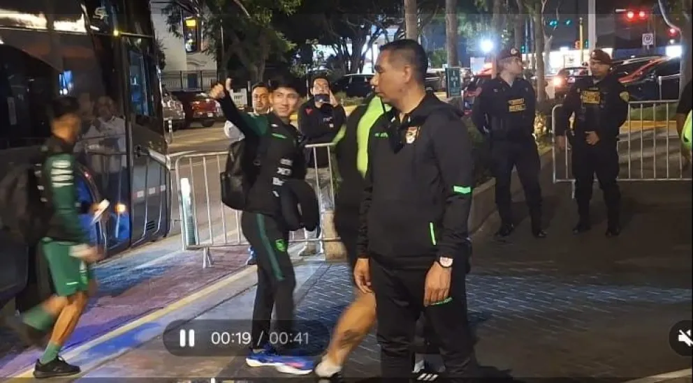 Miguel Terceros saluda a la gente a la llegada de la Selección a su hotel de concentración. Foto: Jorge Asturizaga.