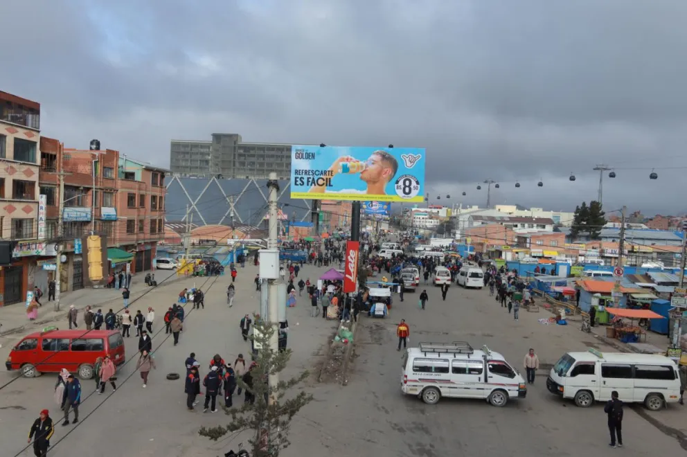 Una de las avenidas de El Alto, bloqueada por los choferes. Fotos: APG