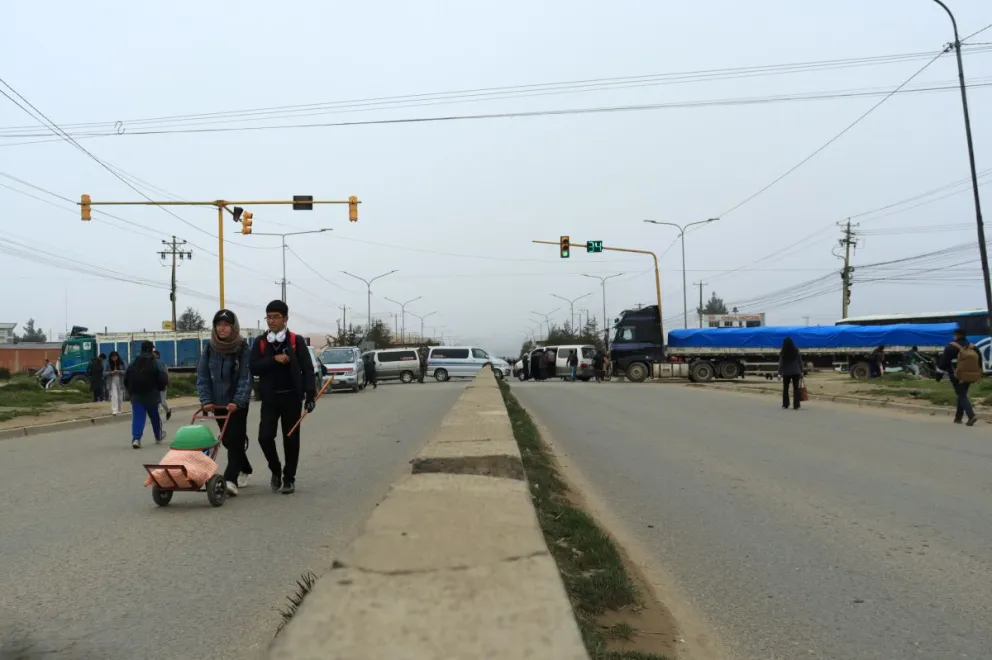 Una avenida de El Alto, bloqueada este miércoles por vehículos del transporte. Foto: APG