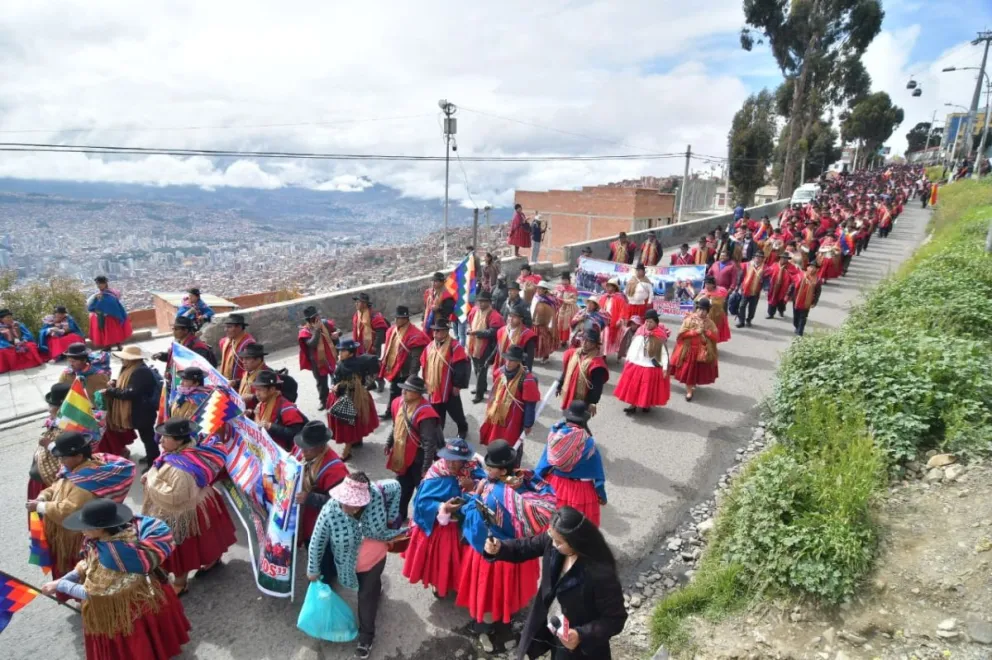 Los Ponchos Rojos en la marcha hacia la Sede de Gobierno. Fotos: APG