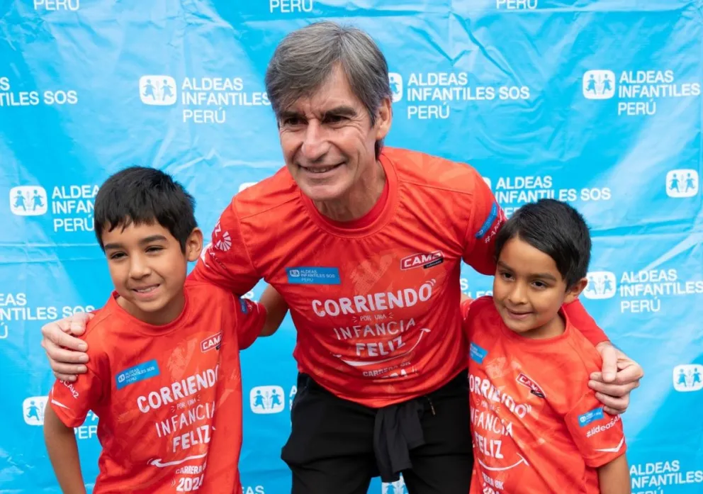 Oscar Ibáñez, entrenador de Perú, junto a dos niños en una de las prácticas de su elenco. Foto: OI