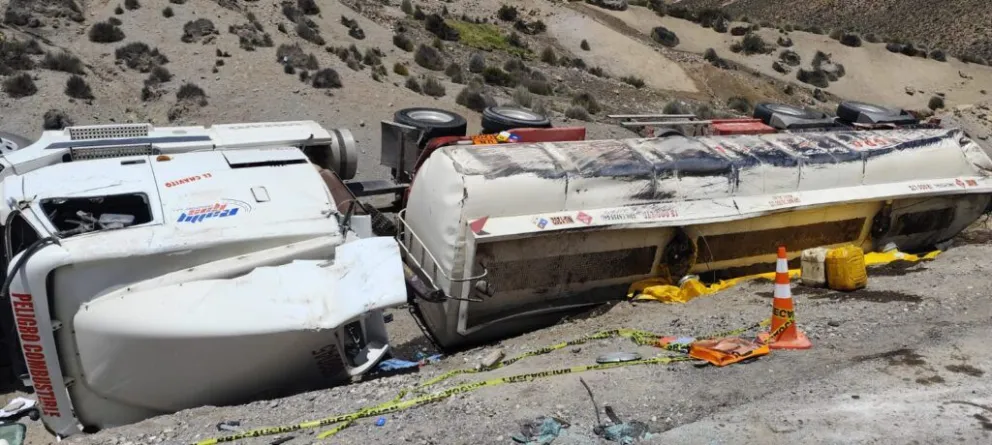 El camión que transportaba diésel, volcado en la carretera. Foto: aricaldia.cl