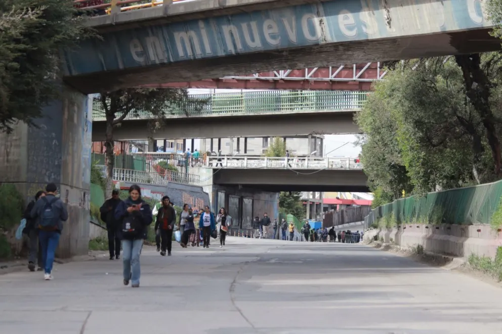 Personas se movilizan a pie en El Alto, este miércoles, por el paro con bloqueos. Foto: APG