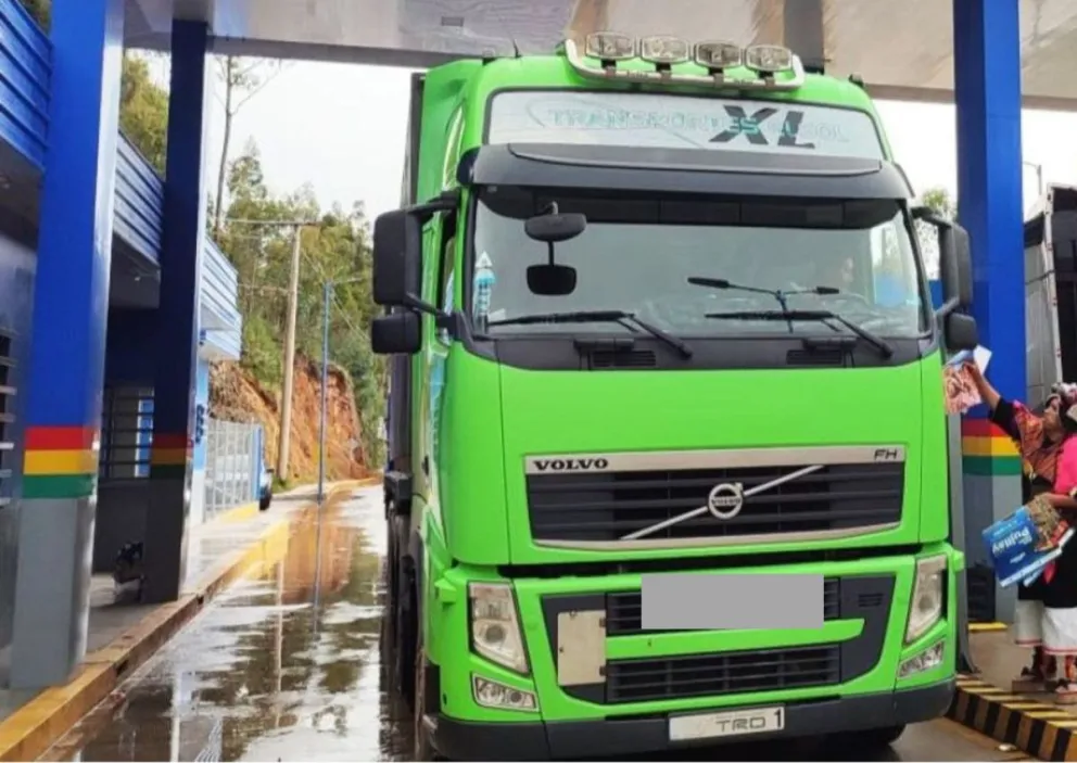 Un camión en un punto de peaje, en una imagen referencial. Foto: Vías Bolivia