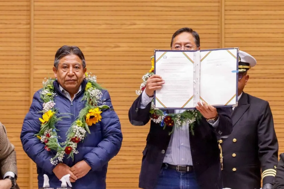 Arce durante la promulgación de una norma (imagen referencial). Foto: RRSS de Arce