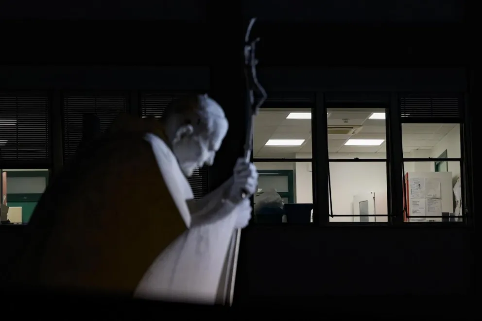 La estatua de Juan Pablo II en la entrada del Hospital Gemelli, donde está hospitalizado el Papa Francisco. Foto: EFE