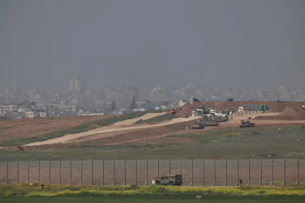 Un vehículo militar israelí patrulla a lo largo de la valla en la frontera con el norte de la Franja de Gaza. Foto: EFE