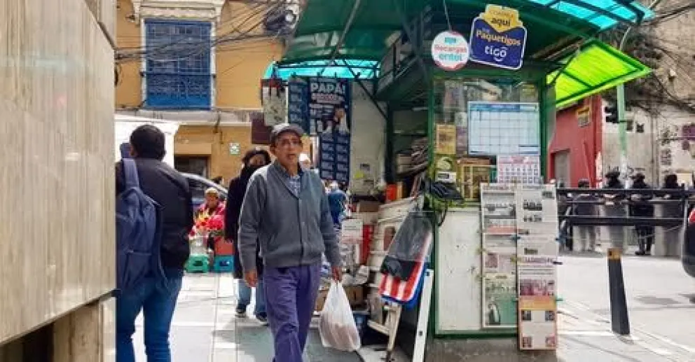 Un puesto de venta de periódicos en la ciudad de La Paz. Foto: Facebook Javier Escalier