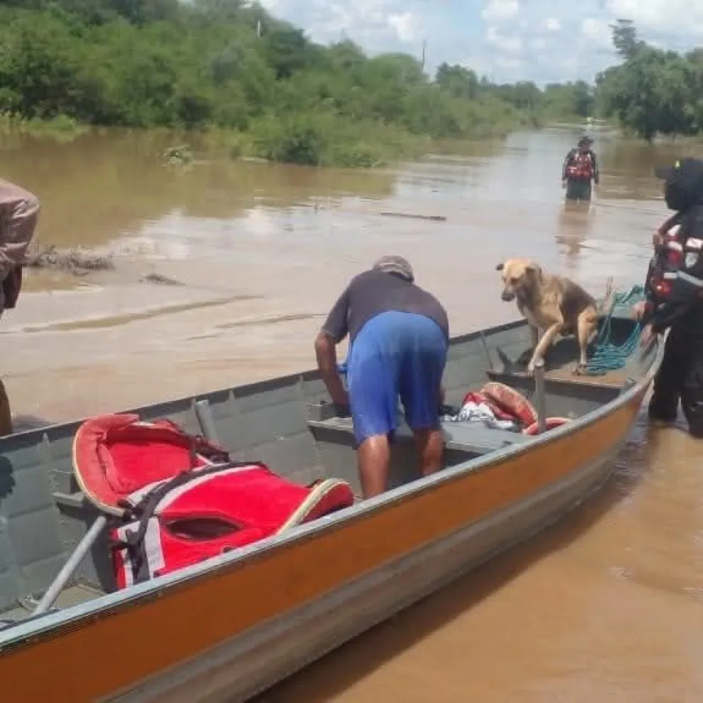 Apoyo y evacuación a familias afectadas por crecida de río en Pailón de parta de la Gobernación de Santa Cruz. Foto. Gobernación Santa Cruz