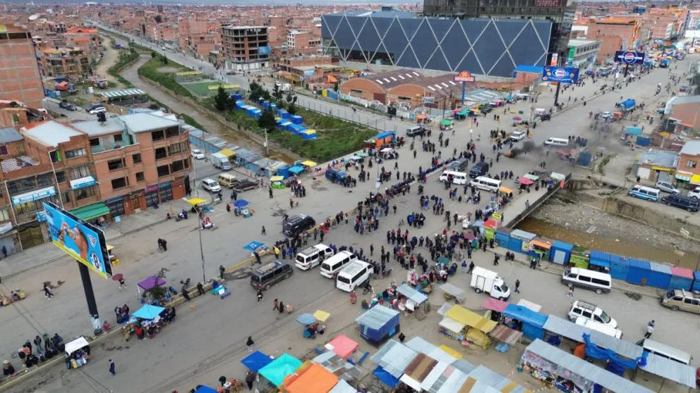 Vista aerea del puente río Seco, en El Alto, durante el paro del transporte. Foto: APG