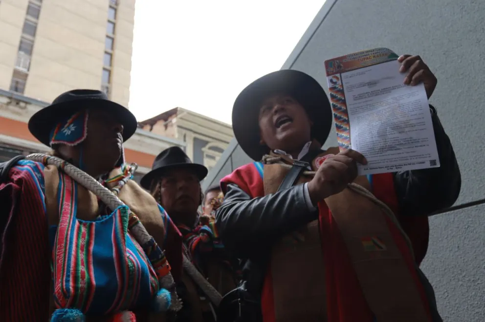 Uno de los dirigentes del sector liderado por David Mamani muestra su pliego petitorio, el que fue recibido en la Casa Grande del Pueblo. Foto: APG