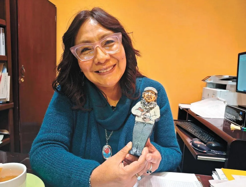 Claribel Arandia muestra una pequeña imagen de su padre, que le fue regalada. Foto: Jorge Soruco / Visión 360