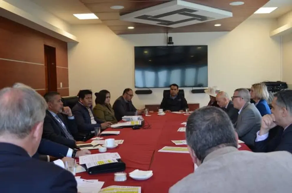 Integrantes del TSE y de la UE reunidos en La Paz. Foto: TSE